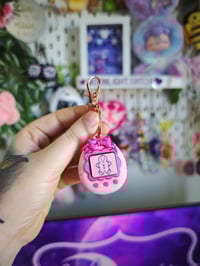 Image 4 of Llavero clicker tamagotchi rosa con lazo 