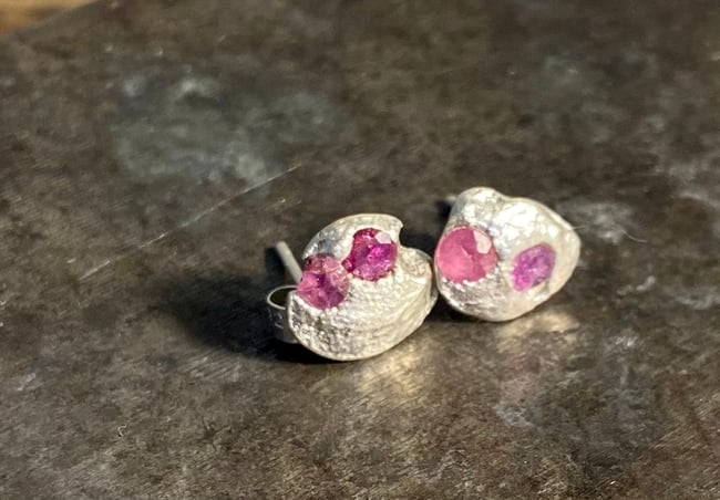 Mismatch sapphire embedded medium studs