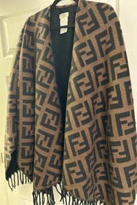 Image 3 of Fèndi Poncho