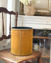 Image 1 of Ancienne corbeille en velours