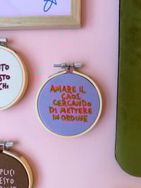 Image 2 of Telaio Amare il caos, cercando di mettere in ordine