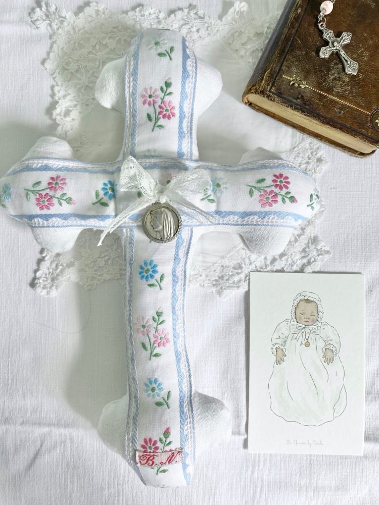 Image of croix en tissu et galon de berceau ancien 
