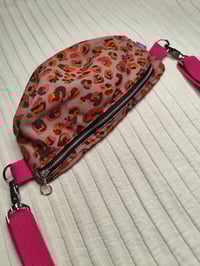 Image 1 of Riñonera LEOPARDA (ASAS ROSAS O NEGRAS)