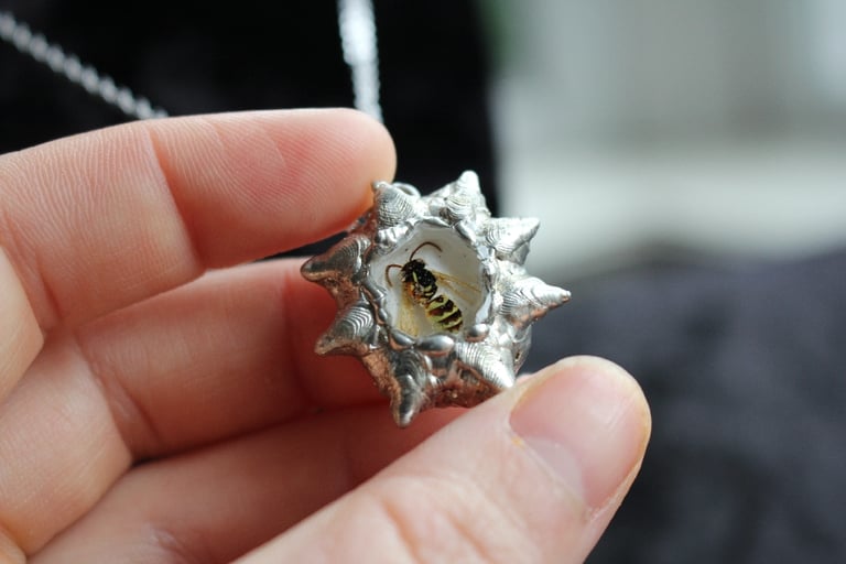 dead good wasp spiky necklace Image 3