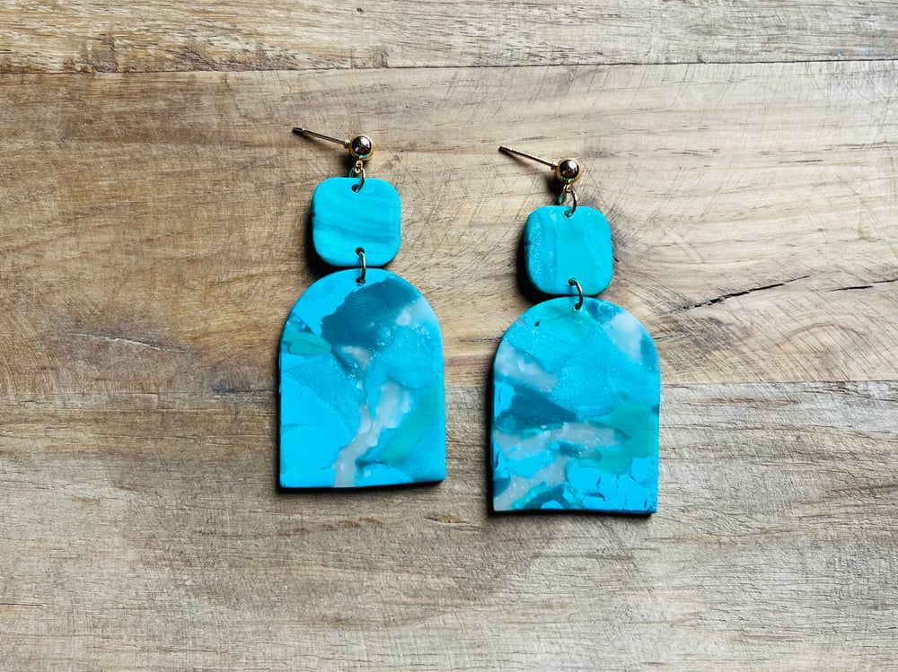 Image of Rainier in Ocean with small square