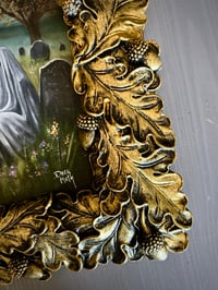 Image 3 of Fantasma sentado en su tumba