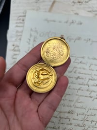 Image 5 of Incroyable pendentif ouvrant, porte-photo, dragon, en cuivre plaqué or, fin du XIXème siècle!