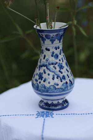 Image of Vase, weiss-blau, handbemalt mit Hase, Portugal, Fayence