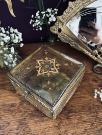 Image 10 of Grande boite à bijoux en verre biseauté, e-mail peint et soie capitonné verte, fin XIXème