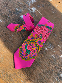 Image 1 of GRAVATA FUCSIA. Feita a man. 