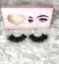 Image 4 of Dramatic Lashes