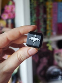 Image 3 of Contador de libros dados blanco y negro 