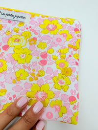 Image 2 of Pochette à livre LA LECTRICE Liberty Betsy jaune et rose