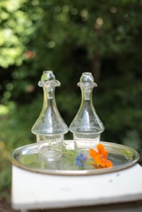 Image 2 of Essig und Öl Fläschen, Glas, mit dekorativem Schliff, französisch