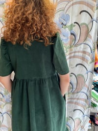 Image 3 of Ella kjole i mørkegrøn fløjl (xs-xxl)