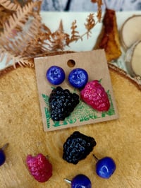 Image 2 of Zestaw owocowych przypinek 🫐🍓✨