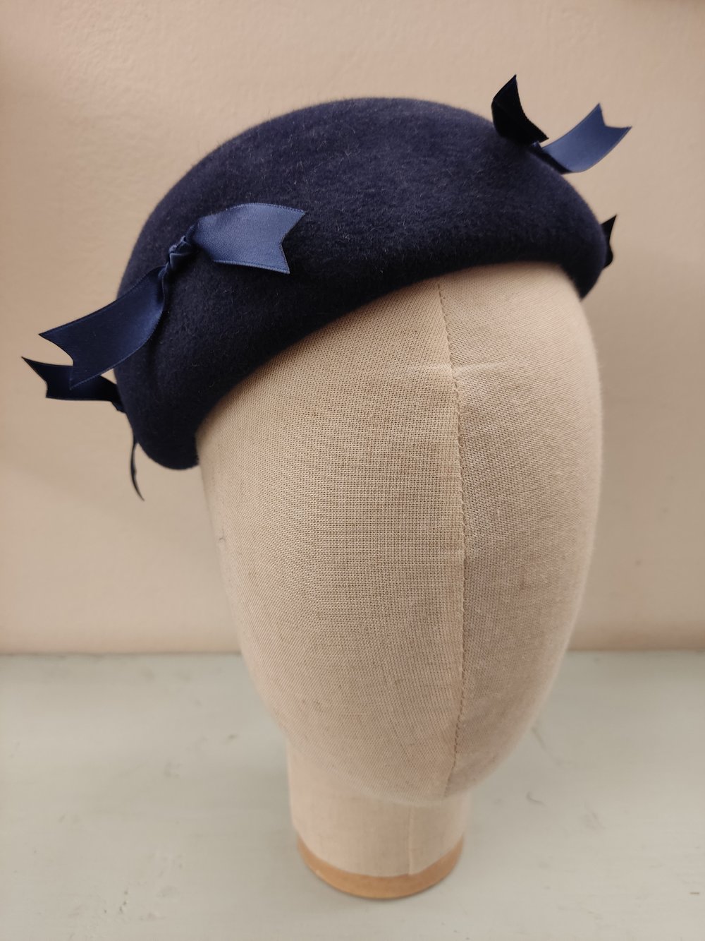 Image of Cappellino blu con fiocchetti