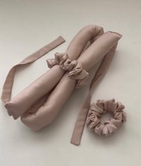 Image 1 of WAŁEK DO KRĘCENIA WŁOSÓW + SCRUNCHIES CHAMPAGNE