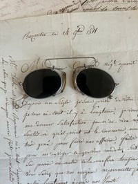 Image 1 of Lunettes solaires pince-nez du XIXème siècle, verres noirs.