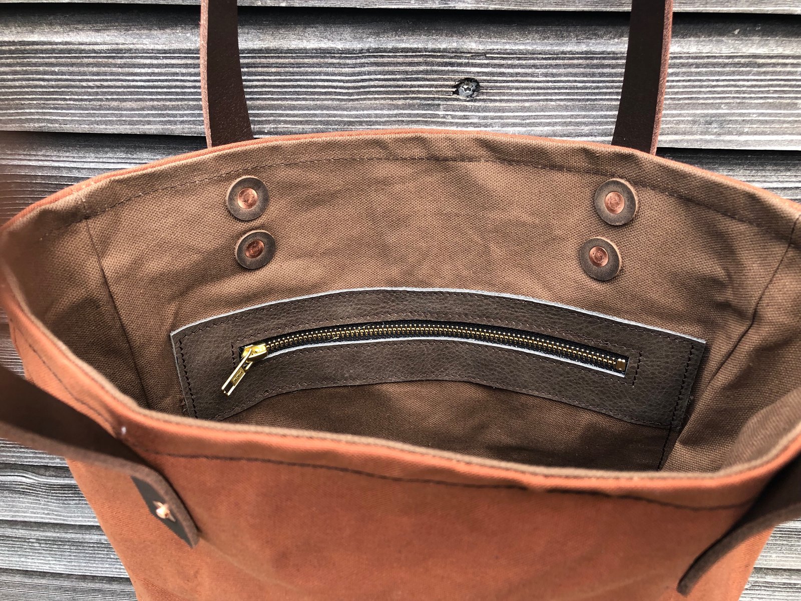 Dry waxed canvas tote bag with leather base and inside zipper pocket | Treesizeverse Dry waxed canvas tote bag with leather base and inside zipper pocket | Treesizeverse