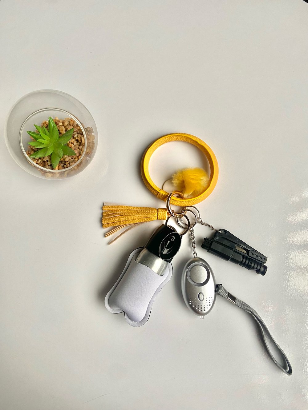 Image of Yellow round wristlet practical set