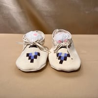 Image 1 of Beaded Baby Moccasins (white)