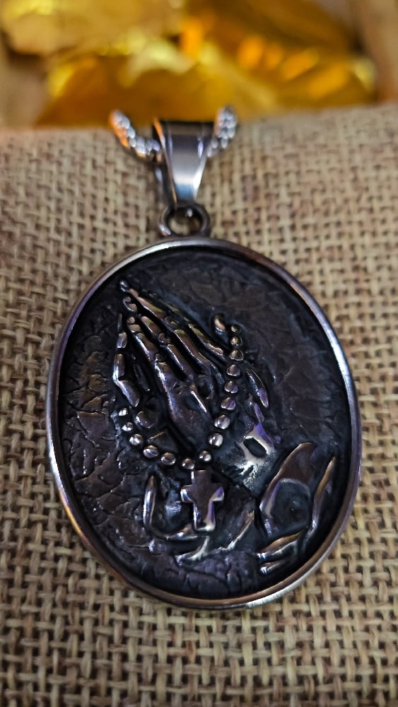 πThe Armored Kingdom: Hand of Grace Prayer Necklace