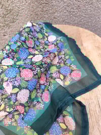 Image 2 of Pañuelo HORTENSIAS verde