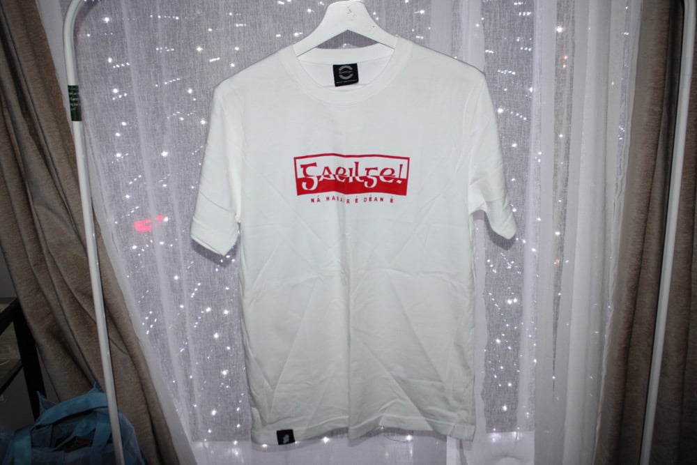 Gaeilge Bosca T-Léine — Bán agus Dearg