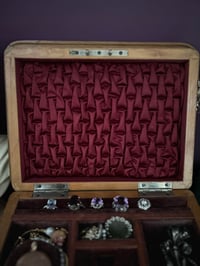 Image 10 of Incroyable coffre à bijoux en chêne massif, velours et soie lie de vin , XIXème siècle.