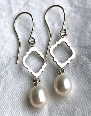 Beautiful Silver and Freshwater Pearl Earrings. (No1)
