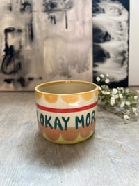 Image 2 of “Jeg er en okay mor” kop