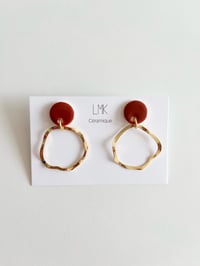 Paire de boucles d’oreilles céramique VAGA ONDA GM tabac foncé 