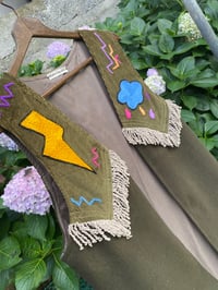 Image 3 of Chaleco feito e bordado a man. CHOVE PRA QUE EU SOÑE. Talla única!