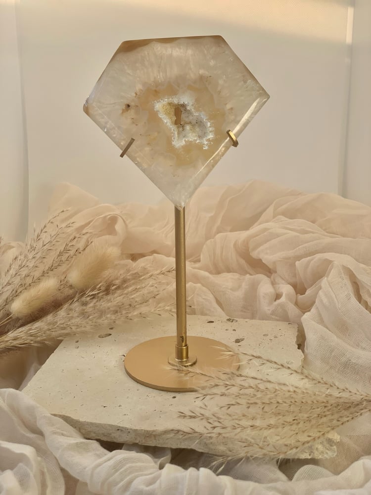 Image of Agate Diamond on Stand 