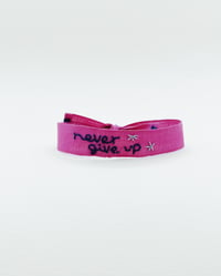 Image 1 of Bracciale Fucsia Never Give Up