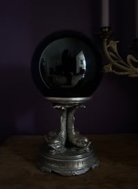 Image 4 of Superbe boule noire de 15 cm de diamètre sur un incroyable support en bronze argenté, début 1900