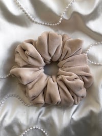 Image 2 of SCRUNCHIE OVERSIZED BEIGE/BEŻ