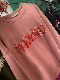 Image 2 of Suadoiro bordado a man. AMORIÑO ROSA. Talla S/M oversize.