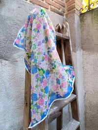 Image 4 of Pañuelo mediano HORTENSIAS blanco