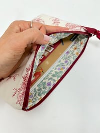 Image 6 of Pochette à livre LA LECTRICE Coton toile de Jouy Bordeaux