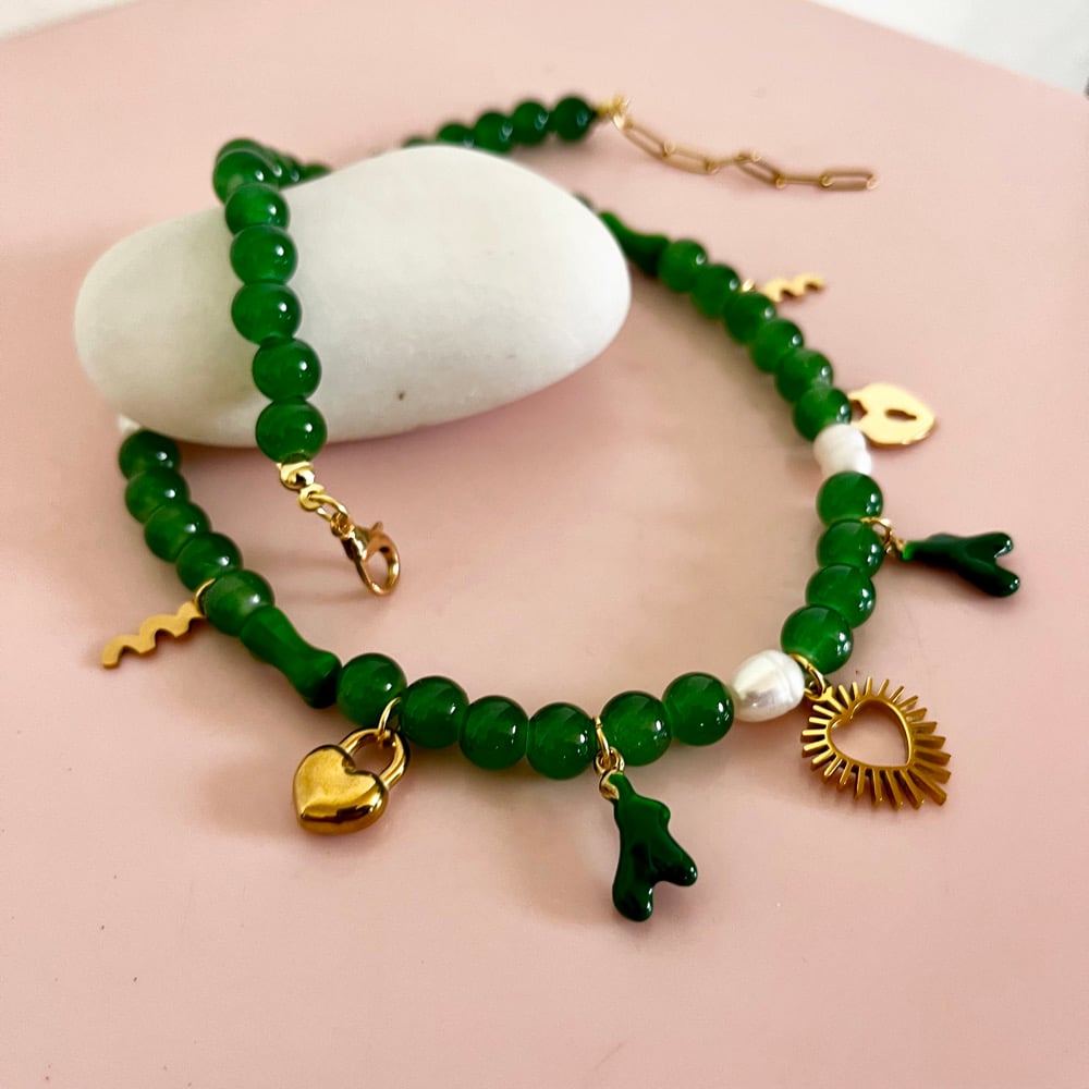 Image of Green glass bead and pearl charm necklace - Hearts
