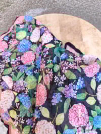 Image 2 of Pañuelo HORTENSIAS negro