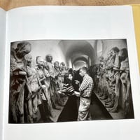 Image 5 of Elliot Erwitt - Museum Watching (Hardback)