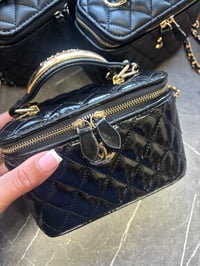 Image 8 of Handle vanity case 