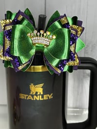 Image 4 of Mardi Gras Crown Tumbler Straw Bow – Green, Purple & Gold