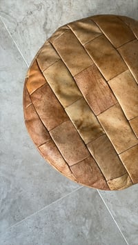 Image 2 of Pouf cuir dans le goût de De sede 