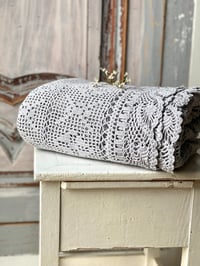 Image 1 of Ancienne nappe au crochet