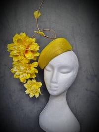 Image 2 of 'Bec' in Yellow