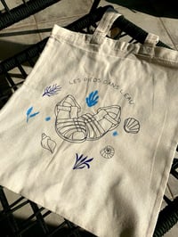 Image 1 of Tote bag les pieds dans l’eau 